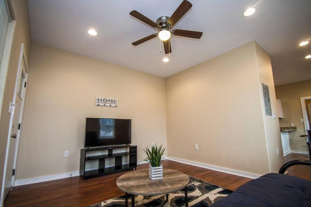 Hackberry St #B Renovated 2BR Near Downtown SA - image 2