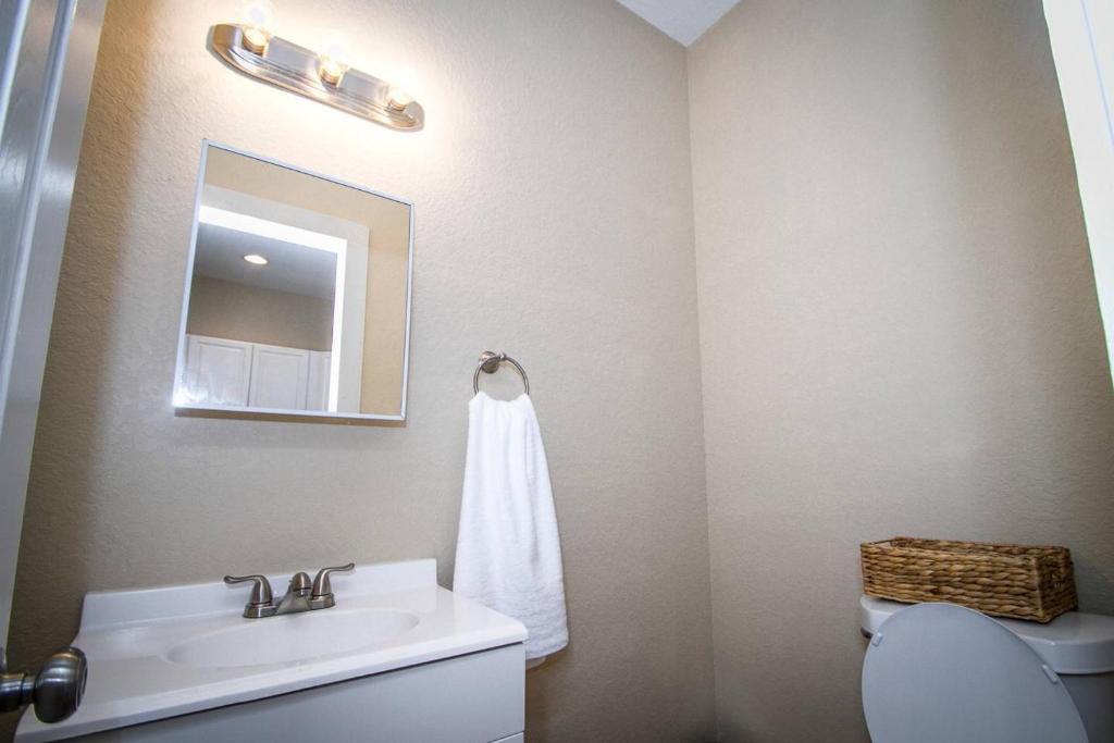 Hackberry St #B Renovated 2BR Near Downtown SA - image 3