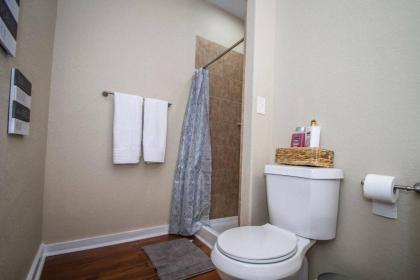 Hackberry St #B Renovated 2BR Near Downtown SA - image 5