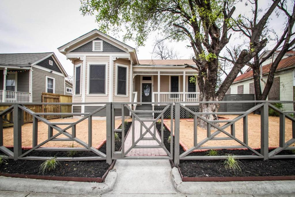 Wyoming St Restored Historic 2BR/1BA Downtown - main image