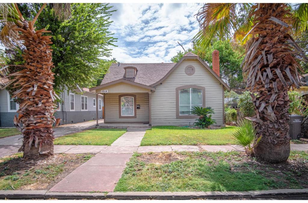 Florida St Nice Remodeled 3BR/2BA Near Downtown - main image