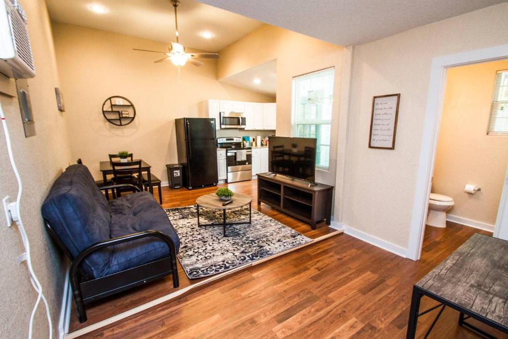 One Bedroom Apartment Near Downtown with Sleeper - main image