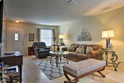 Cozy San Antonio Getaway with Yard about 12 mi to Dtwn San Antonio