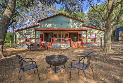 Charming Villa Cardinale Cabin in Helotes San Antonio