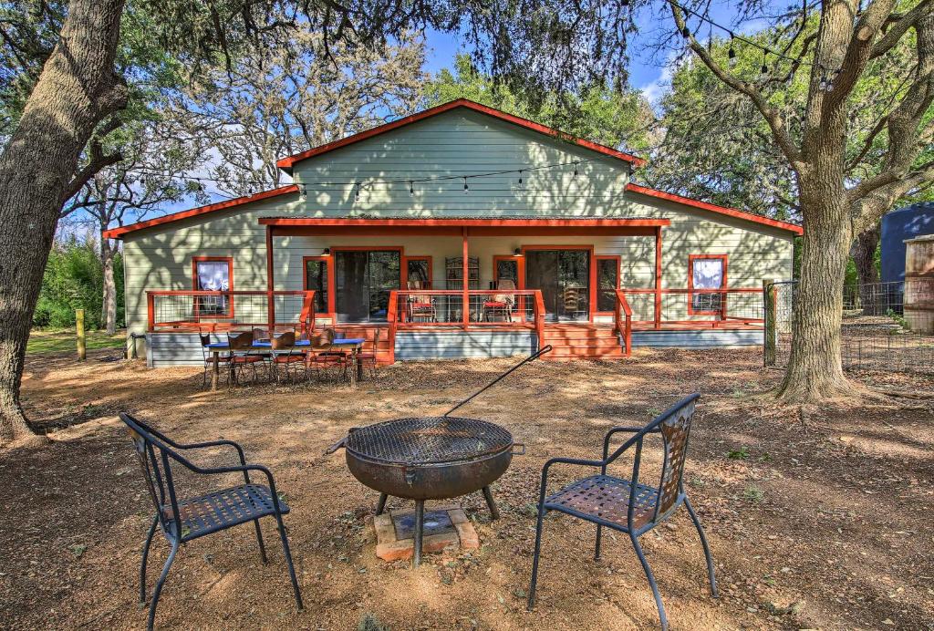 Charming Villa Cardinale Cabin in Helotes! - main image