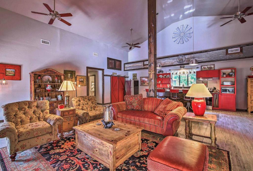 Charming Villa Cardinale Cabin in Helotes! - image 3