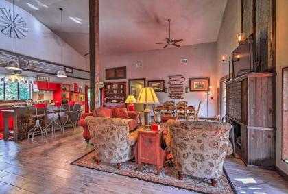 Charming Villa Cardinale Cabin in Helotes! - image 5