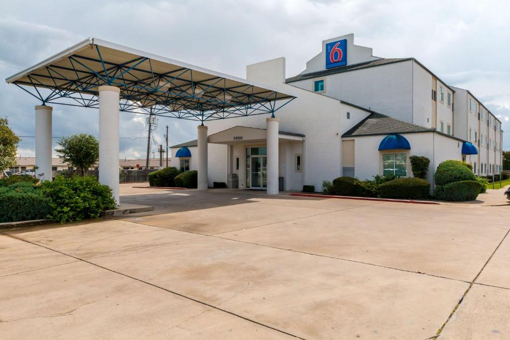 Motel 6-San Antonio TX - South - main image