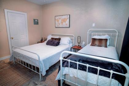 Cozy Downtown Guest House 2BR/1BA Sleeps 8 - image 13