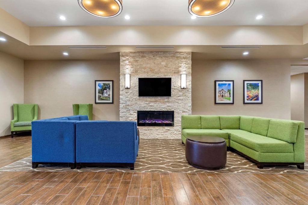 Comfort Suites San Antonio Ft. Sam Houston/SAMMC Area - image 3