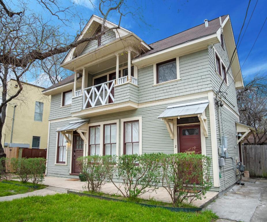 Cozy Downtown 2BA/1BA Historic House - Casa Verde - main image