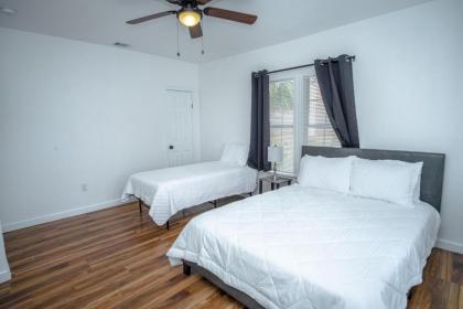 Downtown Remodeled Cozy 2BR 1BA Home Sleeps 8 - image 18