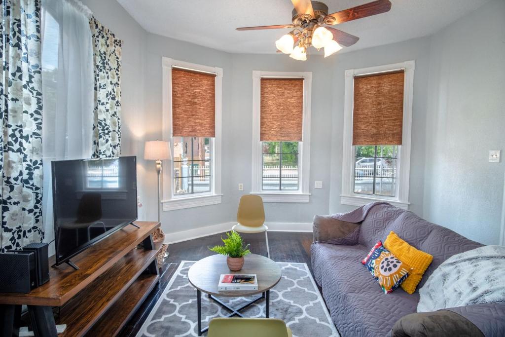 Remodeled Historic 2BR 1BA House Near Downtown - main image