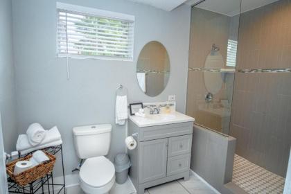 Remodeled Historic 2BR 1BA House Near Downtown - image 12