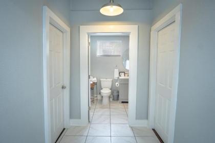 Remodeled Historic 2BR 1BA House Near Downtown - image 13