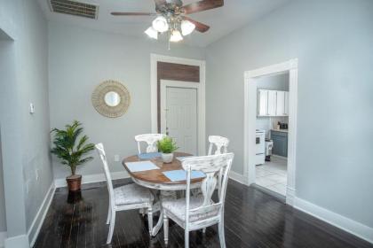 Remodeled Historic 2BR 1BA House Near Downtown - image 16