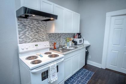 Remodeled Historic 1BR 1BA House Near Downtown - image 10