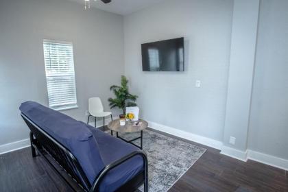 Remodeled Historic 1BR 1BA House Near Downtown - image 13