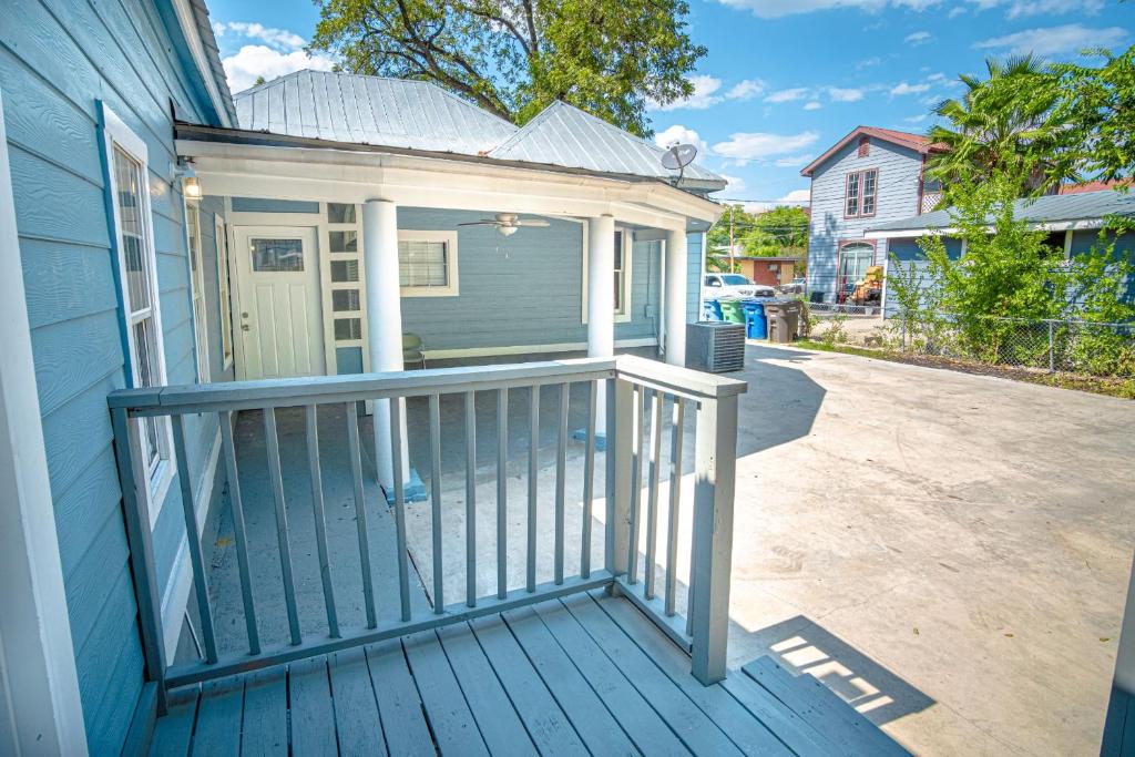 Remodeled Historic 1BR 1BA House Near Downtown - image 2