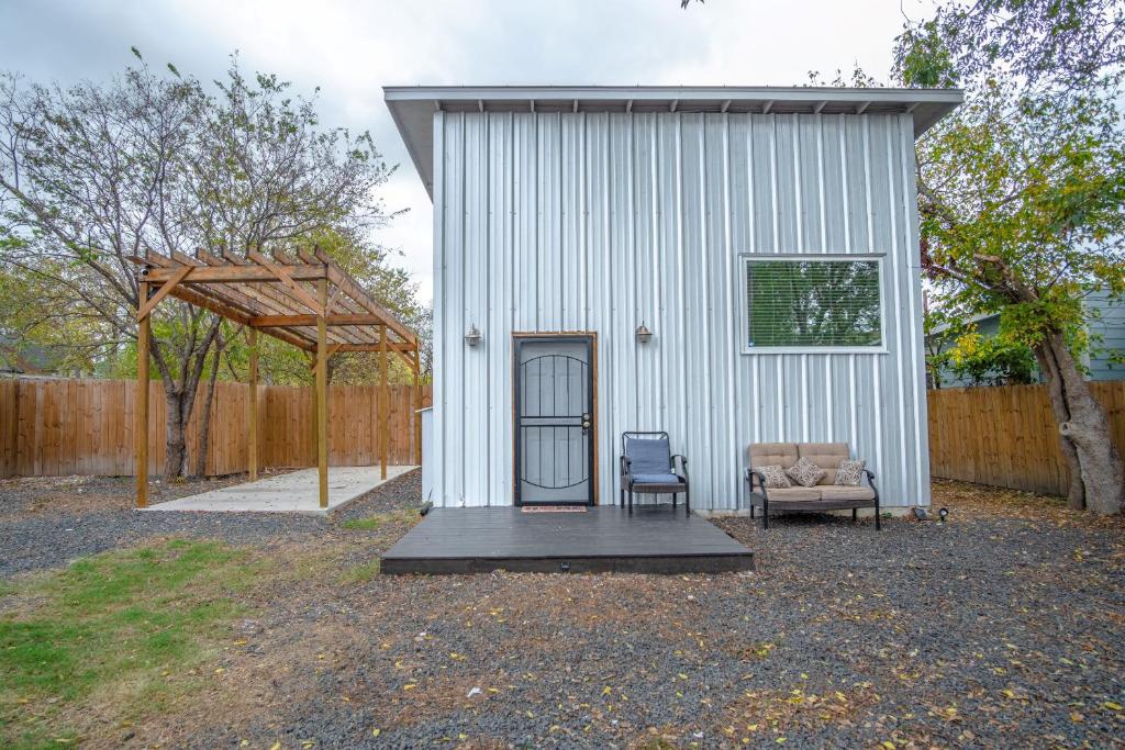 Guest House with Loft Near Downtown - main image