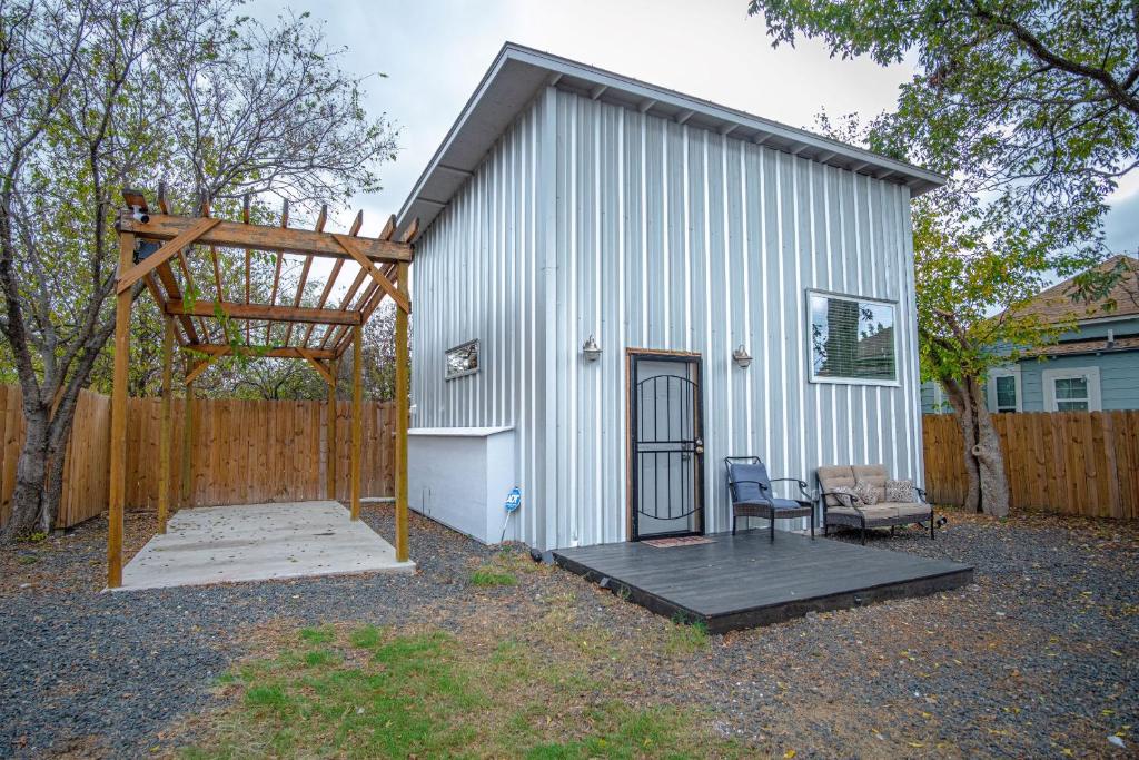 Guest House with Loft Near Downtown - image 2