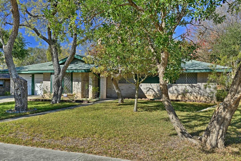 N San Antonio Family Home 8 Mi to Airport - main image