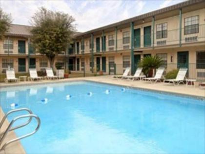 Deluxe Inn San Antonio Near Lackland AFB - image 2