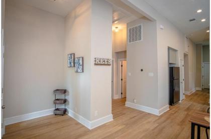 Brand New Remodeled 3BR2BA House Near Downtown - image 2