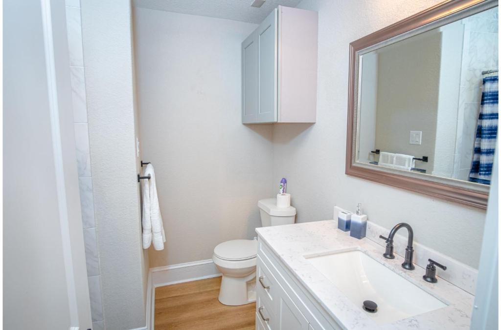 Brand New Remodeled 3BR2BA House Near Downtown - image 3