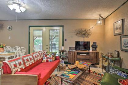 Vintage Hideaway Less Than 6 Miles to Lackland AFB! - image 2