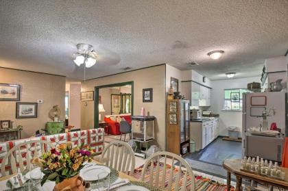 Vintage Hideaway Less Than 6 Miles to Lackland AFB! - image 9