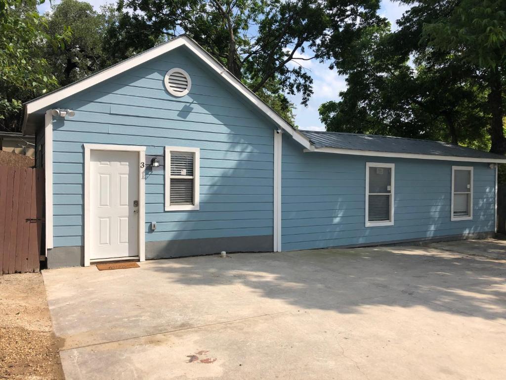 Remodeled Historic 1BR1BA House Near Downtown - main image