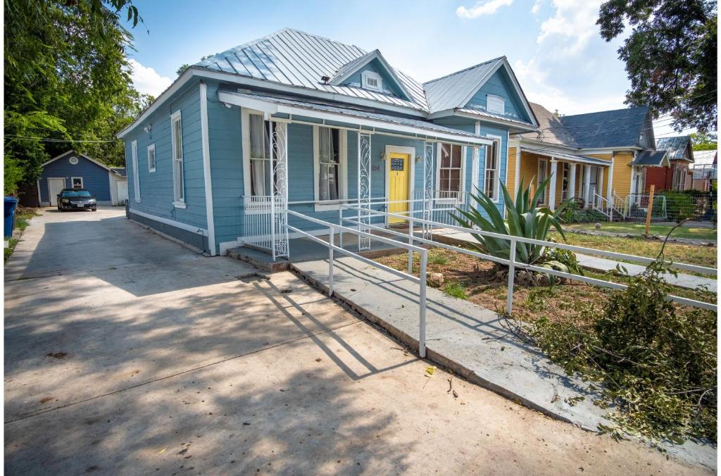 Remodeled Historic 1BR1BA House Near Downtown - image 2