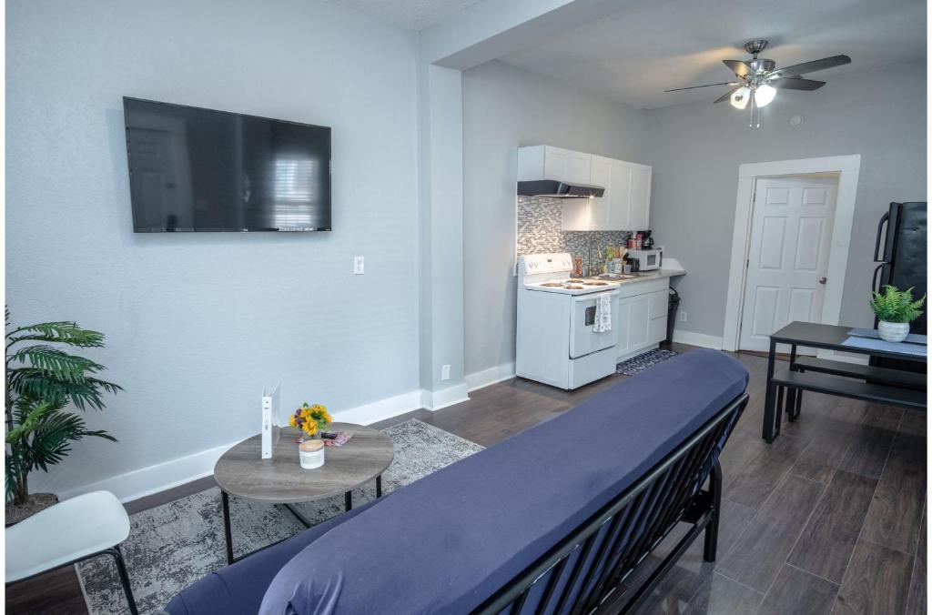 Remodeled Historic 1BR1BA House Near Downtown - image 5