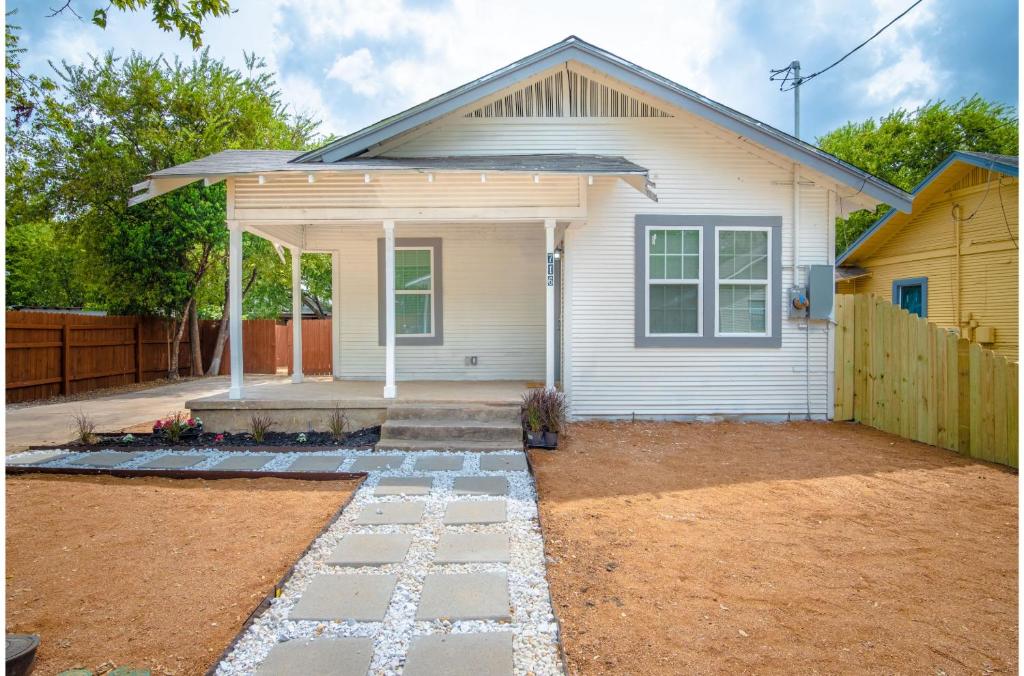 3BR2BA Remodeled House Near Downtown - main image