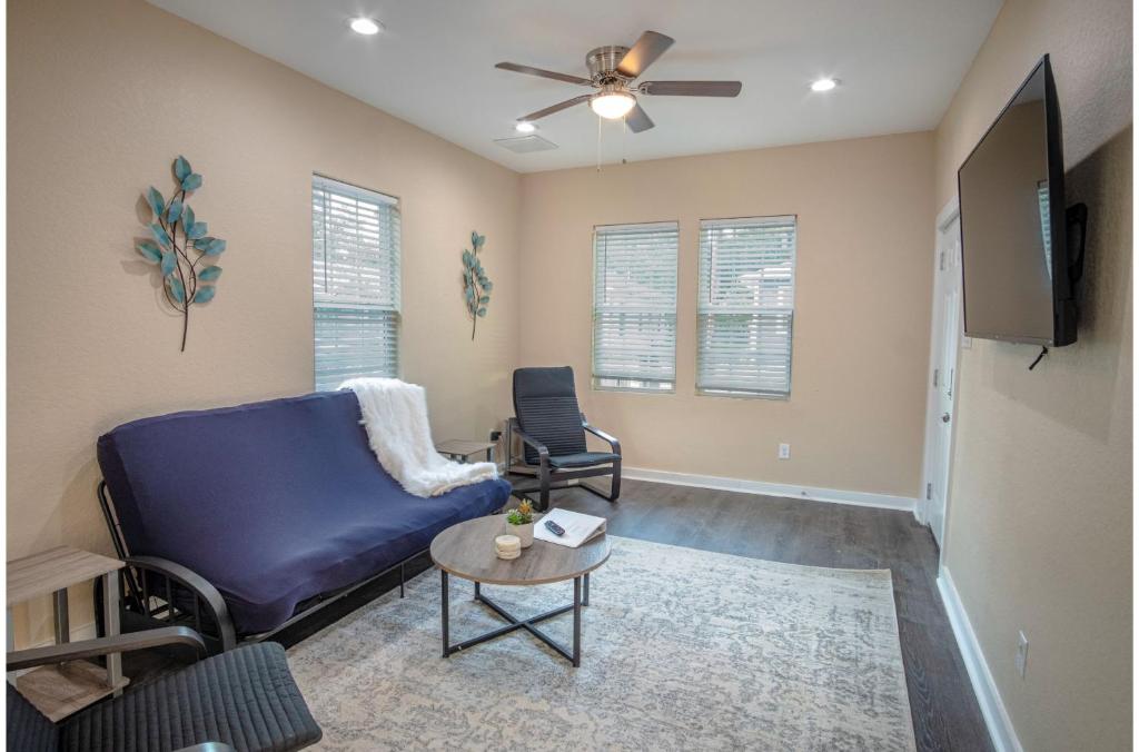 3BR2BA Remodeled House Near Downtown - image 3