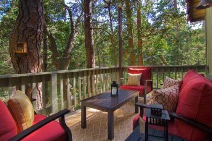 TREETOP CABIN Modern Luxe 2 Level 1700 sqft Deck Treetop View In Village - image 5