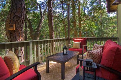 TREETOP CABIN Modern Luxe 2 Level 1700 sqft Deck Treetop View In Village - image 5