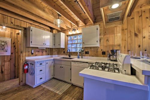 Chic Lake Arrowhead Cabin with Deck 2 Mi to Village - image 4