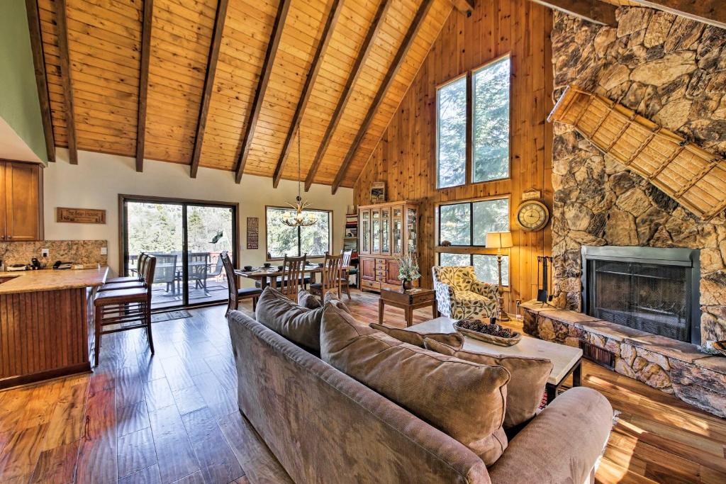 Beautiful Lake Arrowhead Home with 2 Decks and Views! - image 5