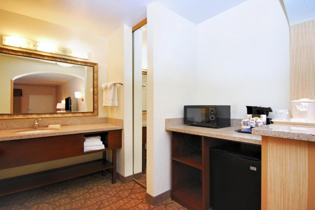 Best Western San Dimas Hotel & Suites - image 2