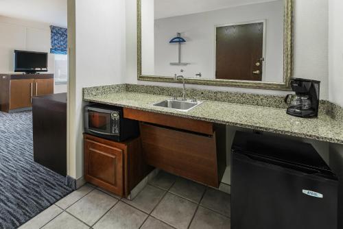 Hampton Inn & Suites San Marcos - image 4