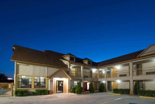 Howard Johnson by Wyndham San Marcos - main image