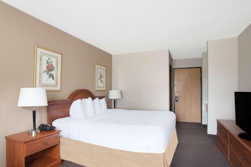 Baymont Inn & Suites by Wyndham San Marcos - image 2