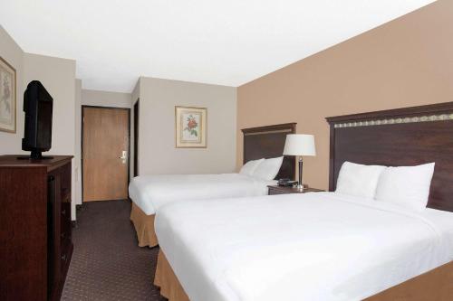 Baymont Inn & Suites by Wyndham San Marcos - image 3