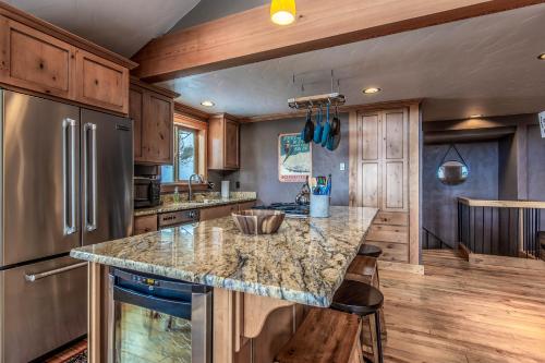 3 Bed 3 Bath Vacation home in Schweitzer Mountain - image 4