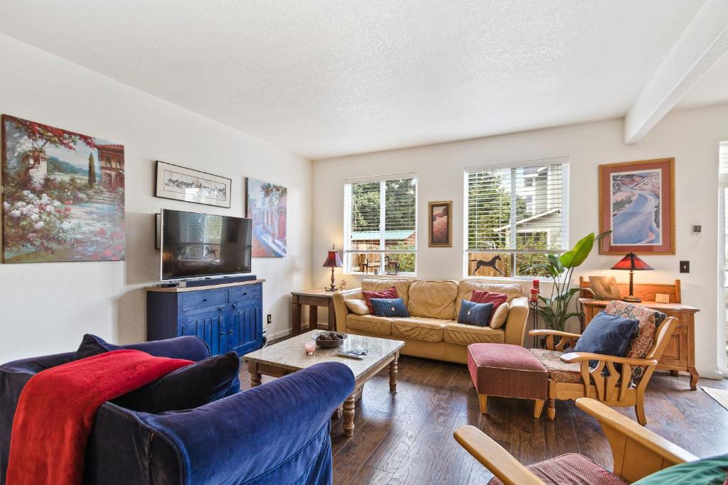 Beautifully Updated Sandpoint Townhome - main image