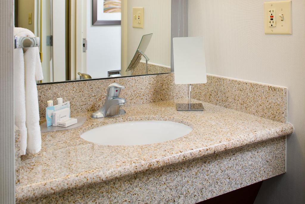 Courtyard by Marriott Richmond Airport - image 2