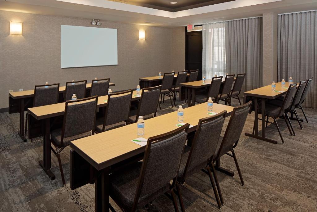 Courtyard by Marriott Richmond Airport - image 3