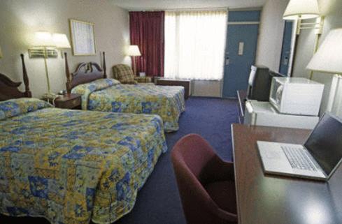 Express Airport Inn - image 6